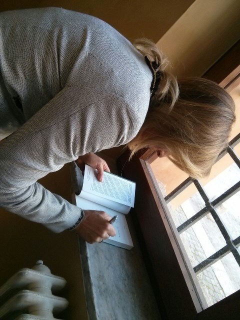 Maria Luisa Cocozza firma la dedica sul suo libro per le GZV della LNDC di L'Aquila