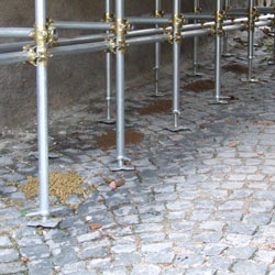 Cibo sotto i puntellamenti della zona rossa.